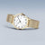 Montre pour femme avec cadran blanc, boîtier doré et bracelet milanais large