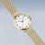 Montre pour femme avec boîtier rond doré, cadran blanc et bracelet en maille milanaise