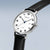 Herrenuhr in Schrägsicht: silbernes Gehäuse, schwarzes Lederband, weißes Zifferblatt