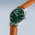 Herrenarmbanduhr schräg: grünes Zifferblatt, braunes Lederarmband, silberne Lünette