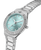 Montre pour femme au poignet : cadran bleu clair avec chiffres et bracelet en acier inoxydable