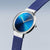 Damenuhr mit rundem silbernem Gehäuse, blauem Zifferblatt und blauem Milanaise-Armband