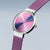 Damenuhr in Seitenansicht mit violettem Milanaise-Armband, silbernem Gehäuse und Krone