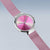Montre Bering pour femme au poignet avec bracelet milanais rose et cadran rond rose