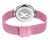Montre pour femme vue de dos avec bracelet milanais rose et fond en acier inoxydable gravé