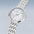 Montre pour femme avec bracelet en métal argenté et cadran en nacre blanche, index bâtons