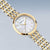 Montre pour femme avec lunette dorée, bracelet bicolore en acier inoxydable et cadran nacré