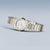 Montre pour femme avec bracelet bicolore en acier inoxydable et cadran nacré, vue d'ensemble