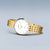 Bering Damenuhr queransicht mit goldfarbenem Titan-Gliederarmband und weißem Zifferblatt