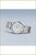 Montre bracelet pour femme au poignet, bracelet en métal argenté et cadran clair