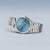 Montre pour femme avec cadran bleu et bracelet en acier inoxydable, vue de trois quarts avant