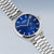 Herrenarmbanduhr mit blauem Zifferblatt und silbernem Edelstahlarmband im Schrägansicht
