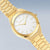 Goldene Herrenuhr mit weißem Zifferblatt, Indexen und Milanaise-Armband