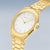 Goldene Herrenuhr mit weißem Zifferblatt, seitlicher Krone und Milanaiseband