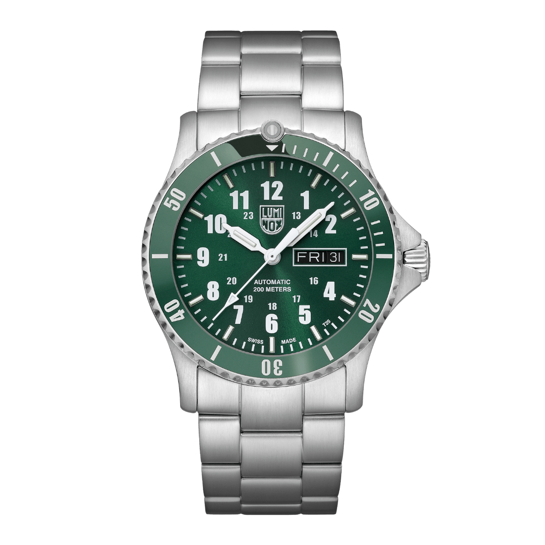 Montre de sport avec cadran vert, bracelet en acier inoxydable argenté, affichage de la date