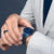 Bering Herrenuhr am Handgelenk eines Mannes mit blauem Zifferblatt und Titanband