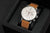 Montre homme avec bracelet en cuir marron, cadran blanc et fonctions chronographe
