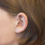 Boucles d'oreilles cœur sur l'oreille avec petite pierre rose