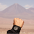 Montre pour homme au poignet avec bracelet noir et cadran sombre