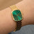Montre pour femme au poignet avec cadran vert et bracelet à maillons dorés