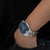 Montre bracelet pour homme au poignet avec cadran bleu et bracelet en acier inoxydable