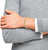 Figaroarmband am Handgelenk, goldfarbenes Gliederarmband mit Verschluss, s.Oliver Jewelry.