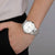 Bracelet de montre argenté pour homme au poignet, cadran rond avec index