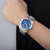 Montre Festina pour homme au poignet avec cadran bleu et bracelet en acier inoxydable.