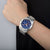 Montre Festina pour homme au poignet, bracelet en acier argenté et cadran bleu avec chronographe
