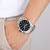 Montre pour homme au poignet : boîtier en acier inoxydable avec cadran chronographe noir