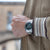 Bracelet de montre pour homme avec cadran vert au poignet, bracelet en acier inoxydable