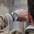 Montre chronographe pour homme au poignet avec cadran bleu et bracelet en acier inoxydable.