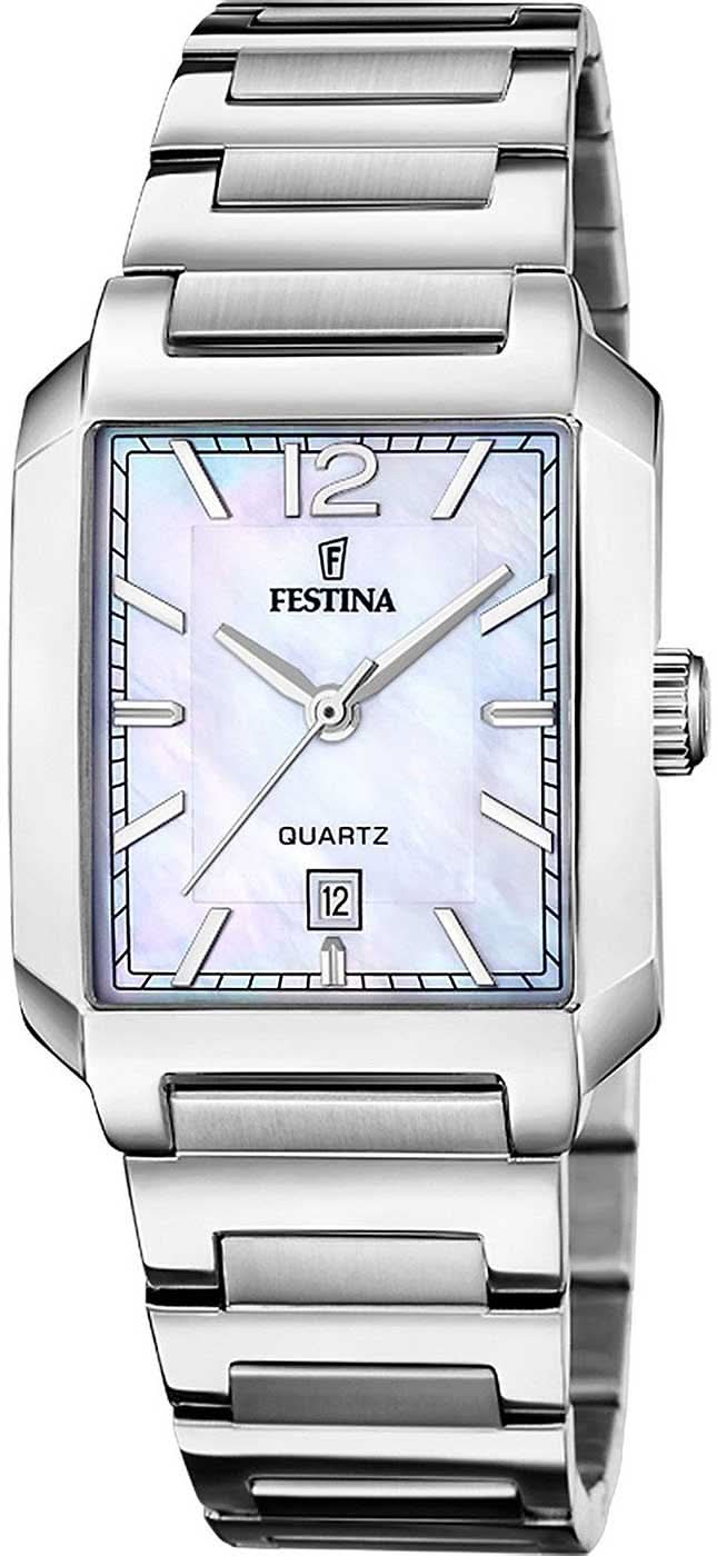 Montre femme argentée avec boîtier carré, bracelet en métal et cadran bleu et blanc
