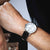 Montre Festina pour homme au poignet avec bracelet en cuir noir et cadran blanc
