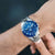 Montre pour femme au poignet avec cadran bleu et bracelet en acier inoxydable