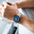 Bracelet de montre pour homme avec cadran bleu au poignet, bracelet à maillons en métal