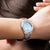 Montre pour femme avec cadran bleu clair et bracelet en acier inoxydable au poignet