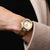 Montre pour femme au poignet avec cadran en nacre et bracelet à maillons métalliques