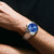 Montre pour homme au poignet : cadran bleu et bracelet en acier inoxydable