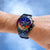 Montre chronographe Festina pour homme au poignet avec bracelet bleu foncé et cadrans colorés