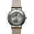 Montre bracelet pour homme avec fond de boîtier transparent, mouvement visible et bracelet en cuir marron.