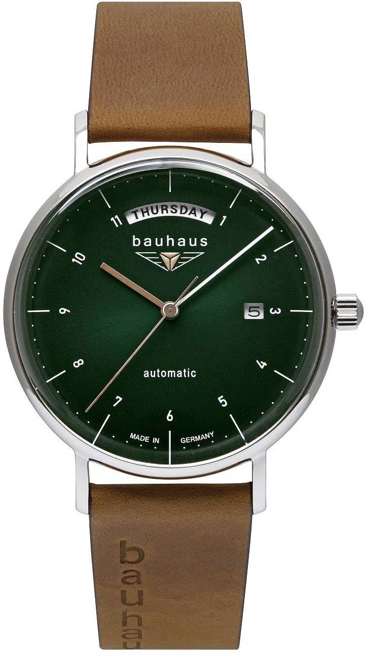 Bracelet de montre pour homme avec boîtier rond, cadran vert et bracelet en cuir marron.