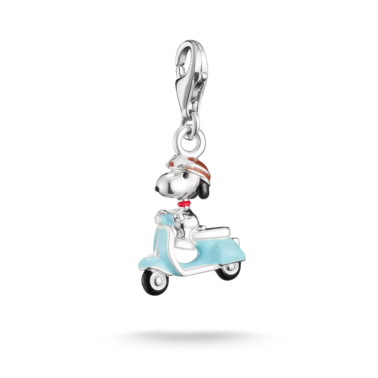 Pendentif Snoopy en argent 925 avec un scooter bleu, une bélière argentée et des détails du personnage