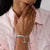 Pendentif Snoopy sur bracelet : breloque argentée avec roller bleu au poignet