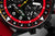 Vostok Europe Chronograph mit schwarzem Zifferblatt, roten Markierungen und drei Hilfsanzeigen.