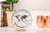 Horloge de table avec bordure en laiton et design de carte du monde sur cadran blanc, aiguilles dorées