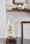 Horloge de table avec cloche en verre et socle en bois, chiffres romains et mécanisme d'engrenage visible