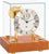 Horloge de table avec mouvement visible, cadran rond et base en bois sous verre