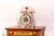 Horloge de table avec dôme en verre et boîtier en laiton ; cadran rond visible