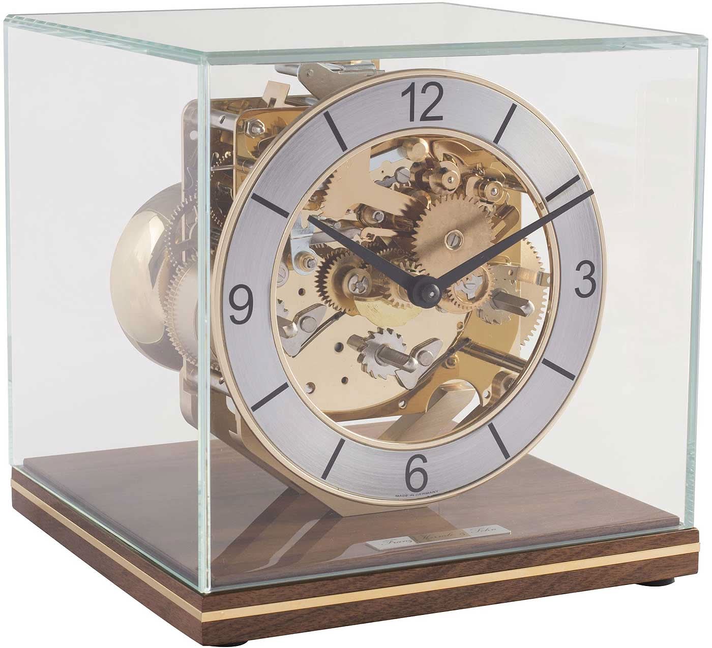 Horloge de table avec cadran rond et mouvement apparent sous cloche en verre, socle en bois